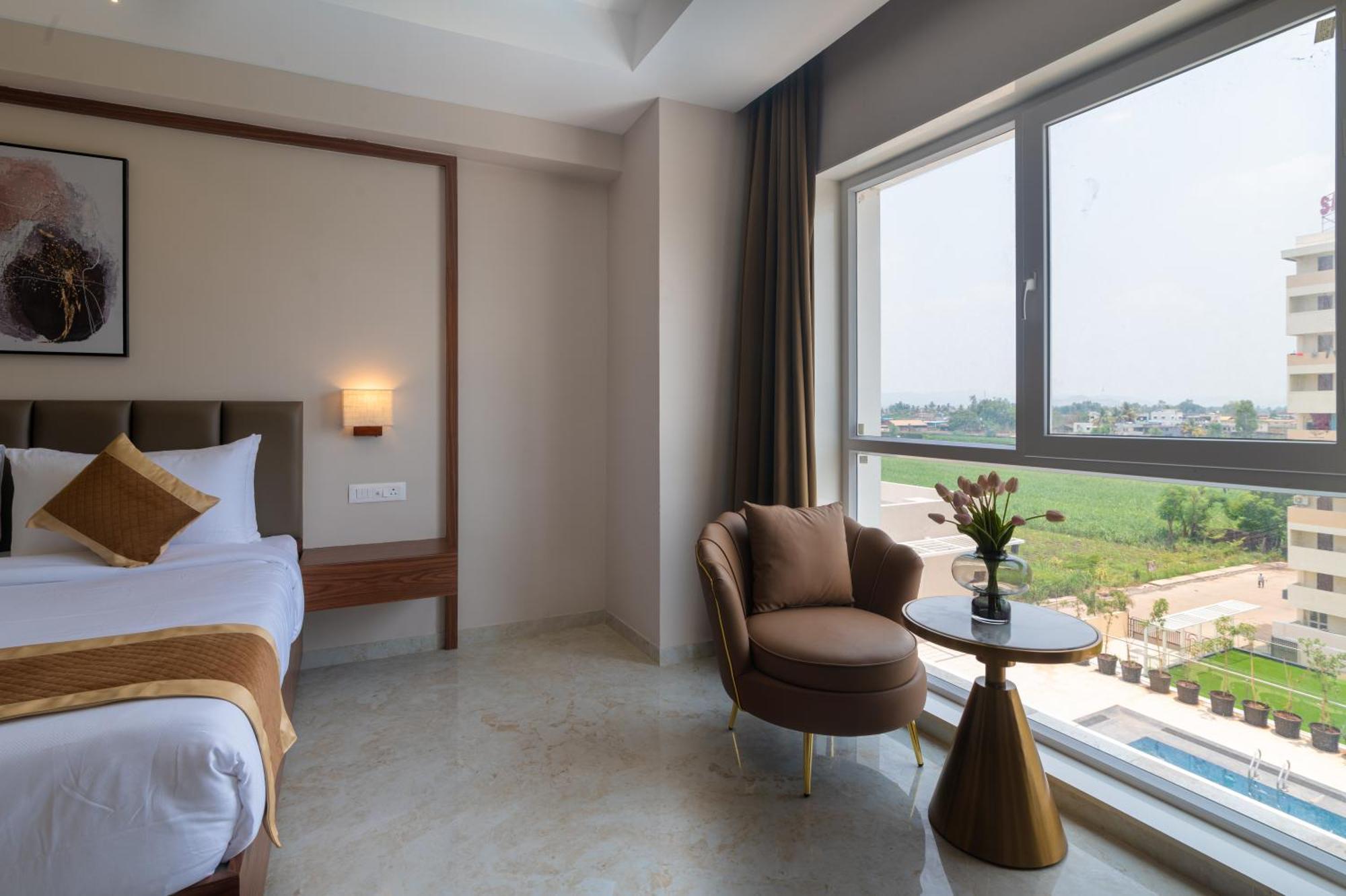 Vits Satyajeet Karad Hotel ภายนอก รูปภาพ