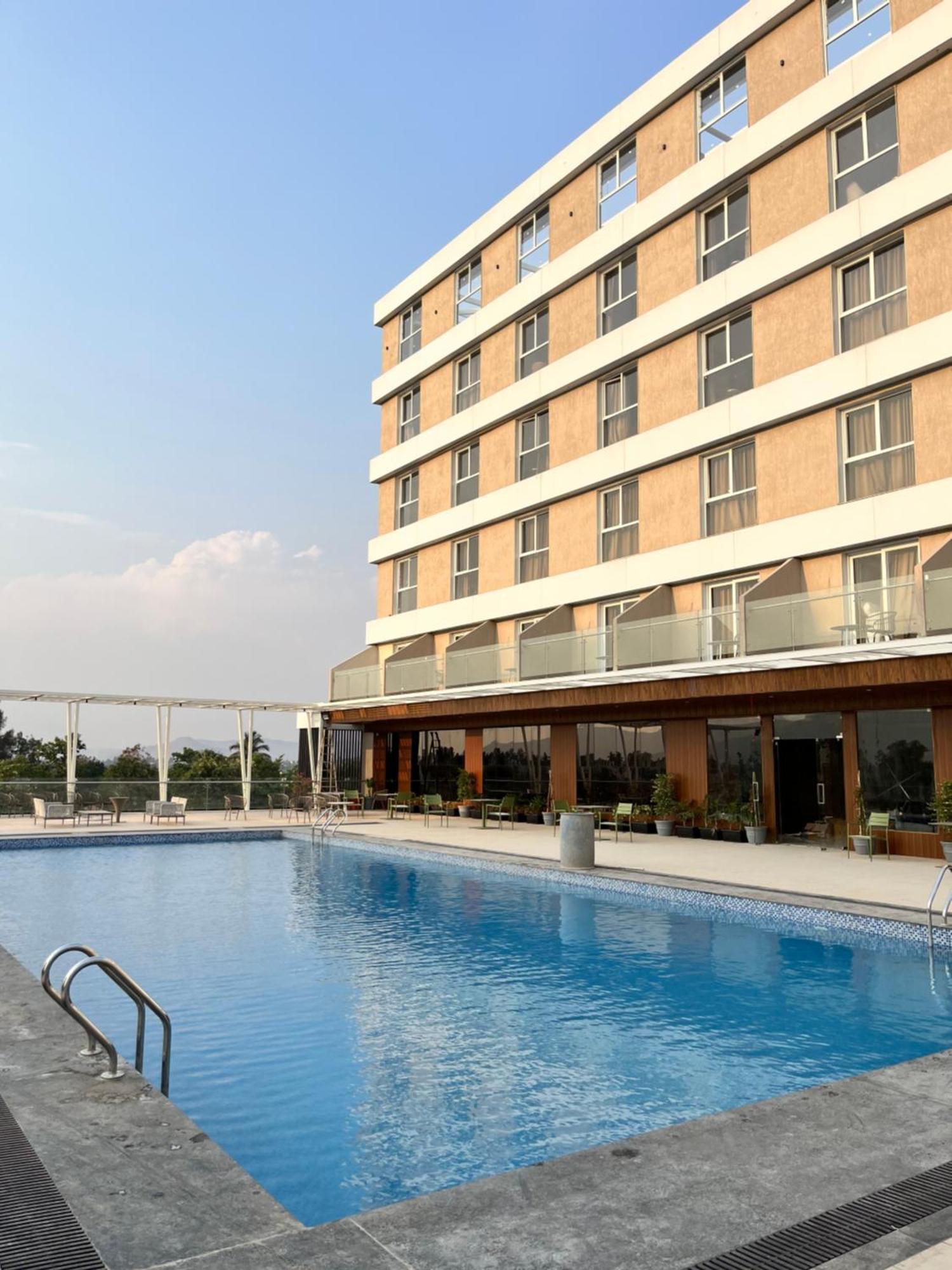 Vits Satyajeet Karad Hotel ภายนอก รูปภาพ