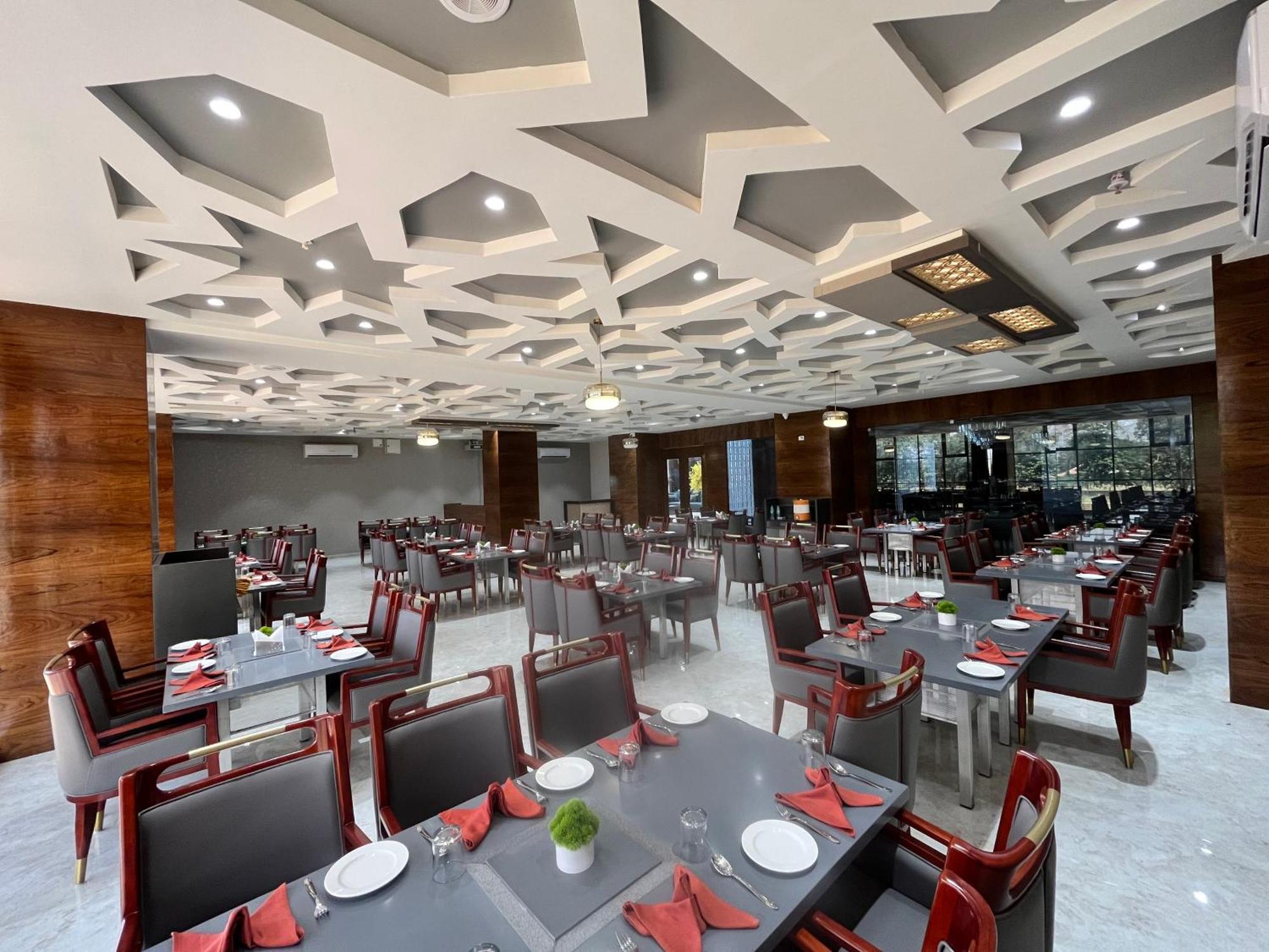 Vits Satyajeet Karad Hotel ภายนอก รูปภาพ