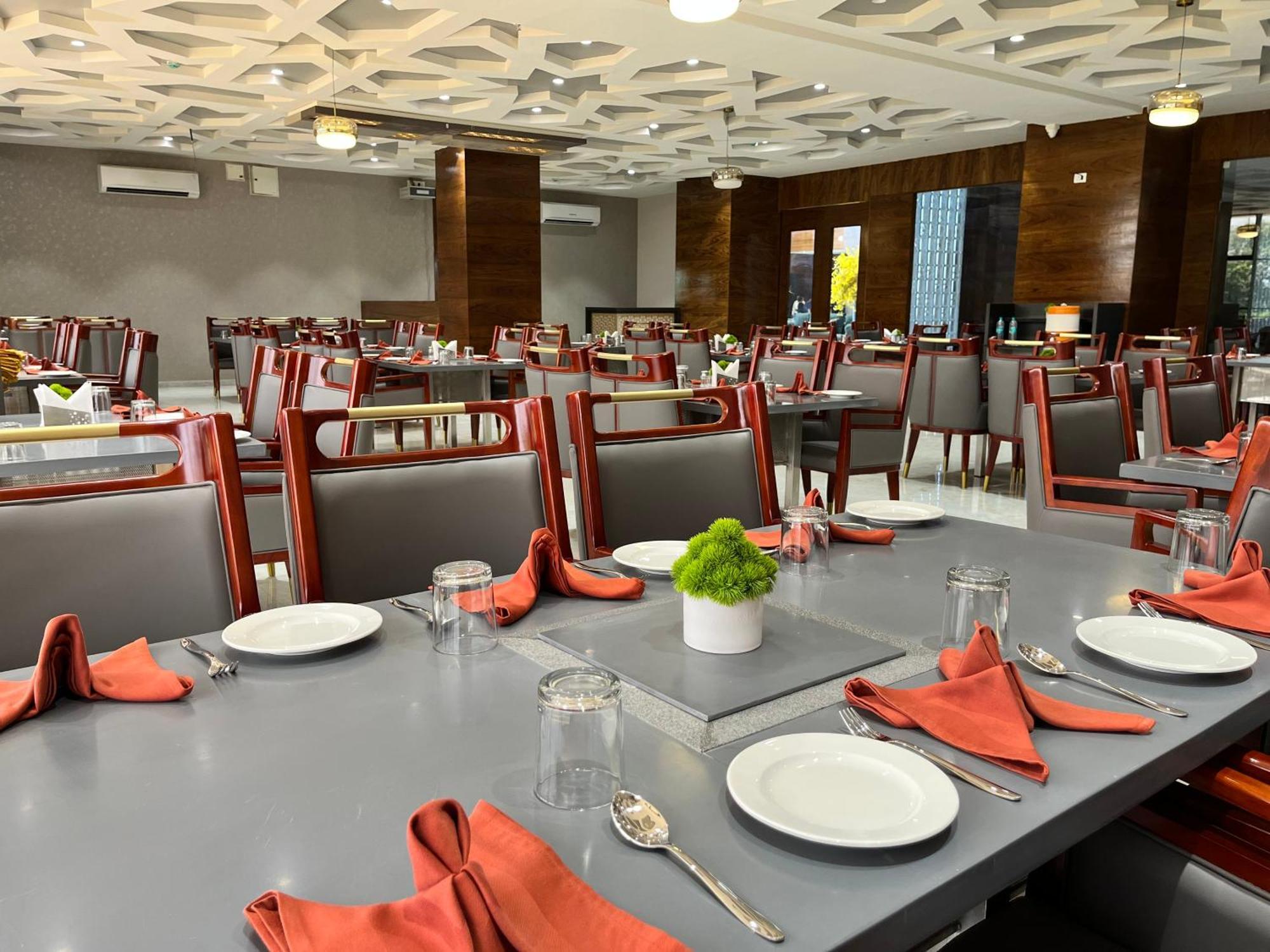 Vits Satyajeet Karad Hotel ภายนอก รูปภาพ
