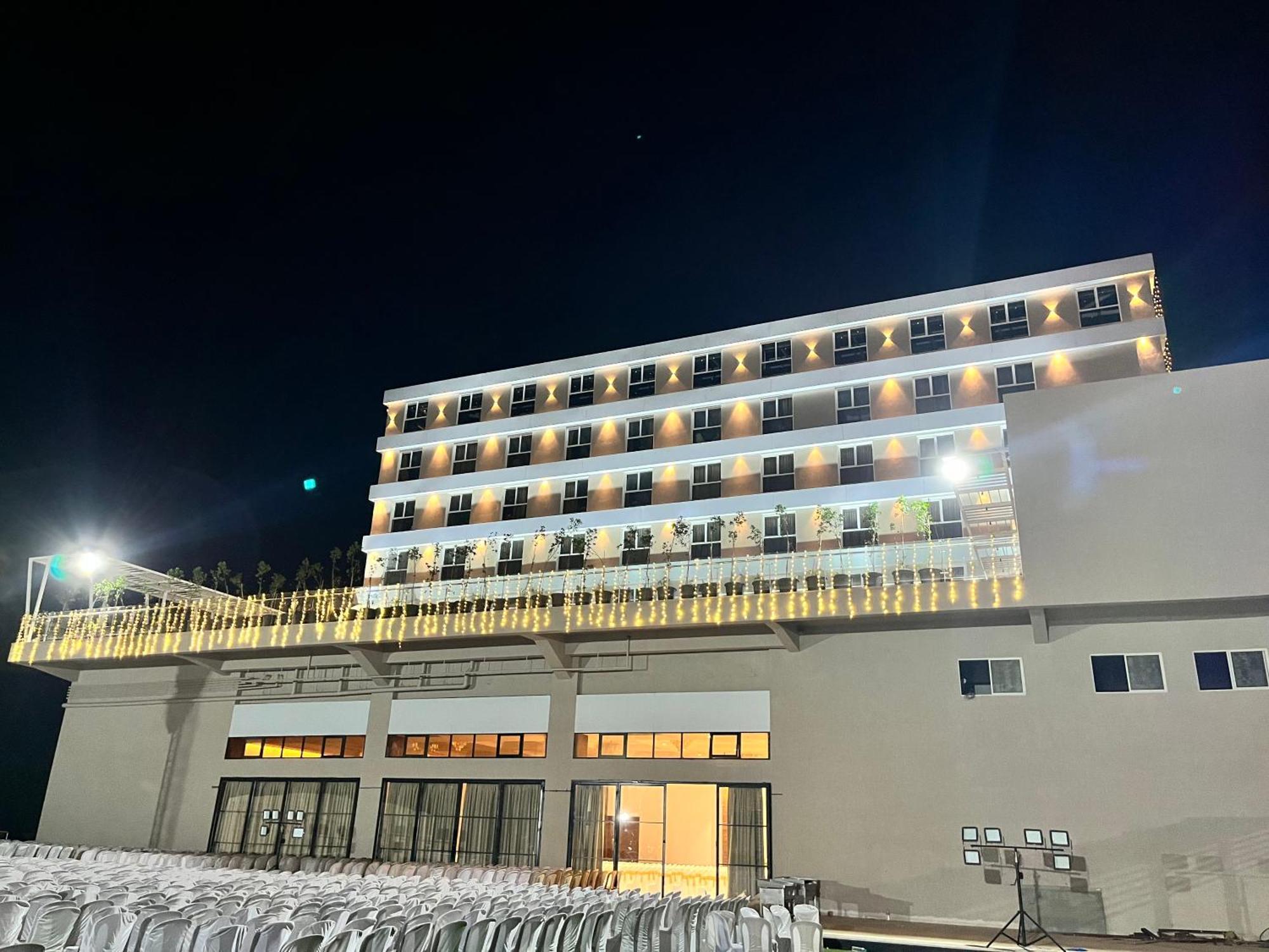 Vits Satyajeet Karad Hotel ภายนอก รูปภาพ