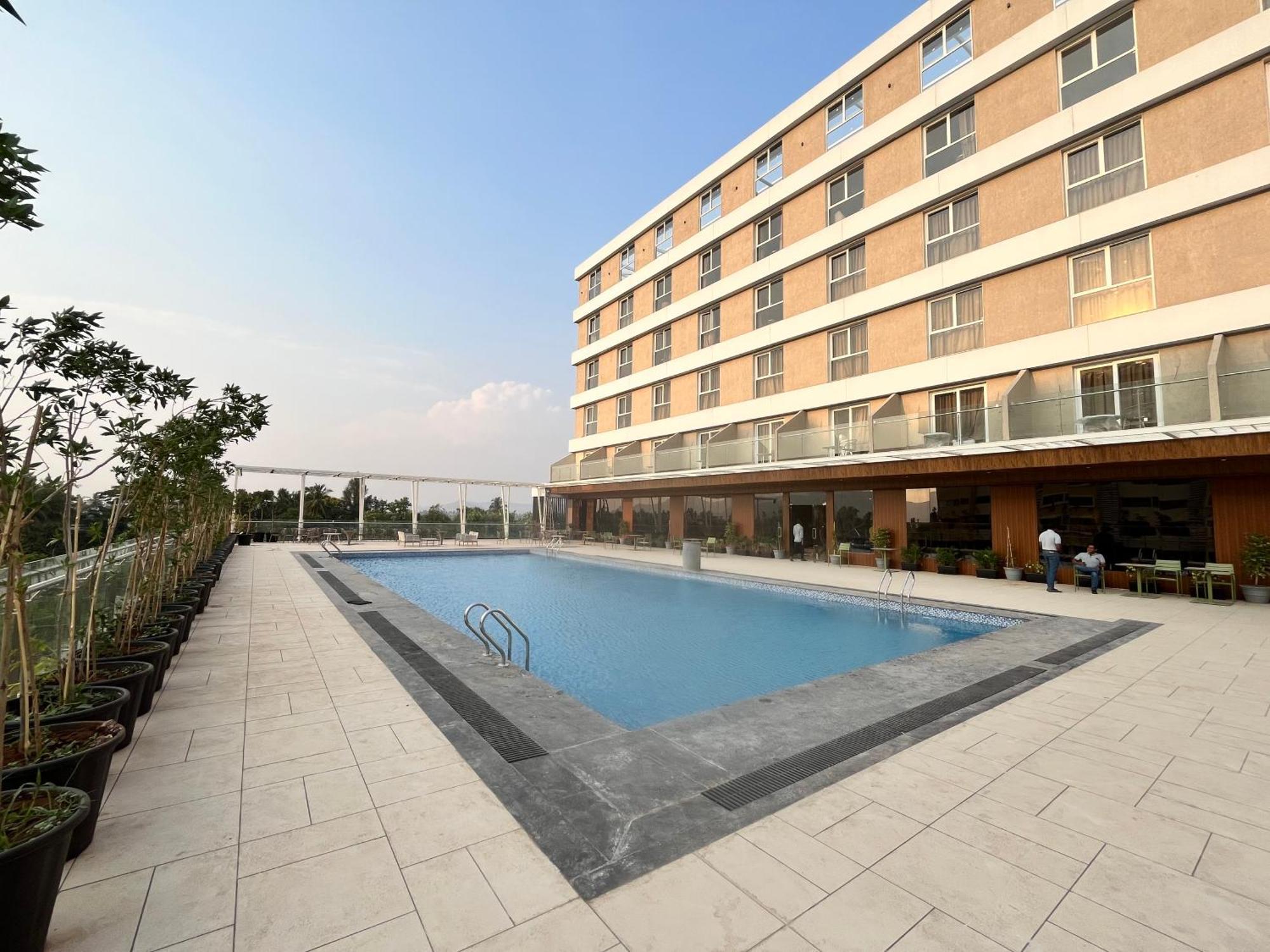 Vits Satyajeet Karad Hotel ภายนอก รูปภาพ