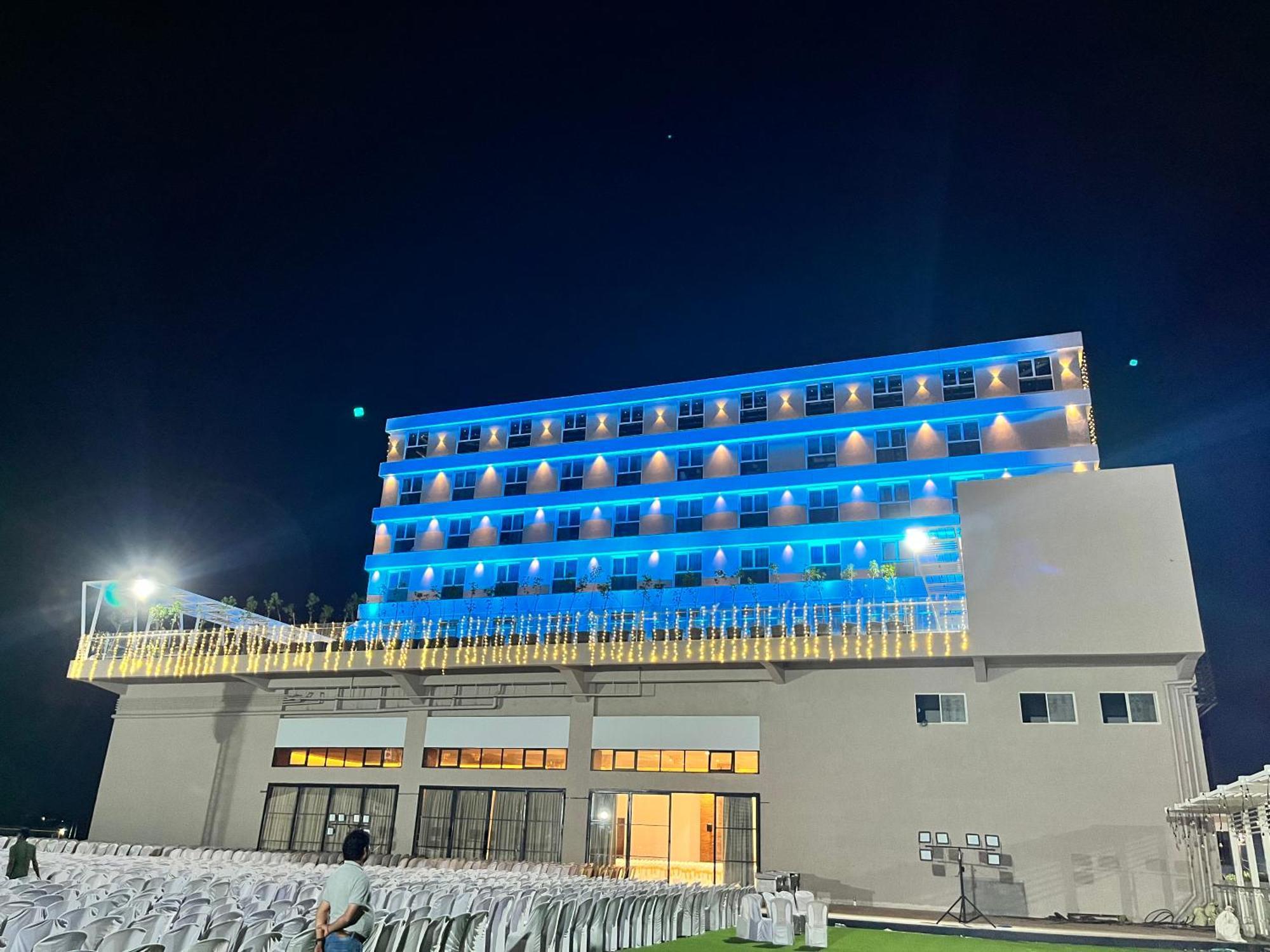 Vits Satyajeet Karad Hotel ภายนอก รูปภาพ