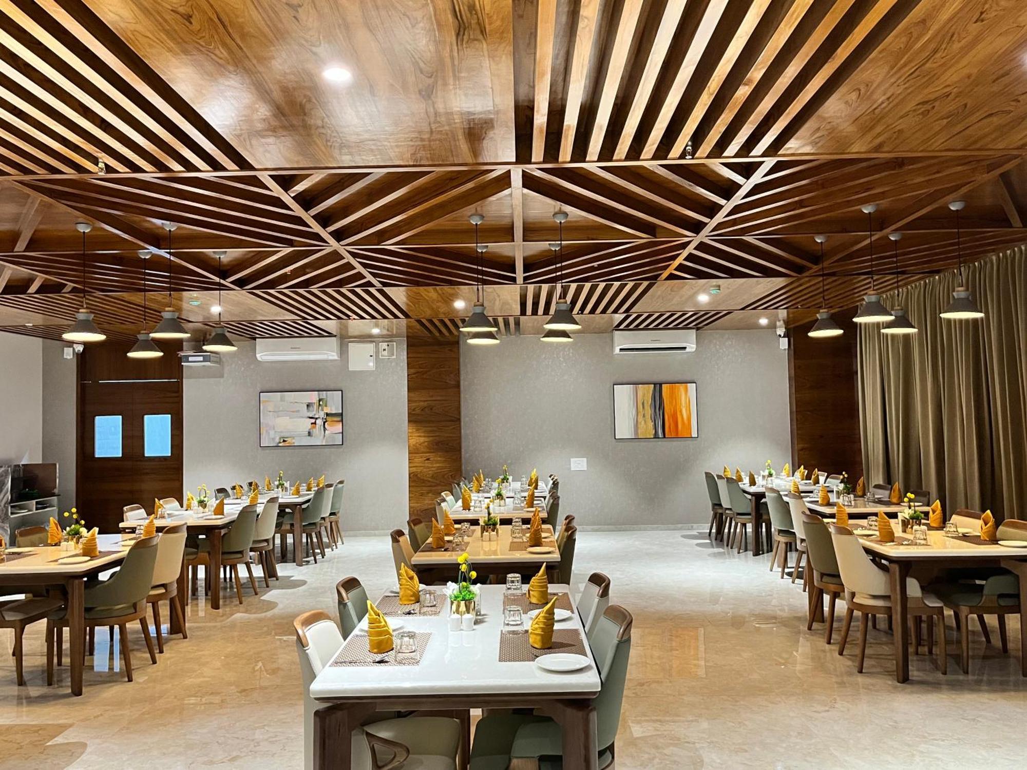 Vits Satyajeet Karad Hotel ภายนอก รูปภาพ